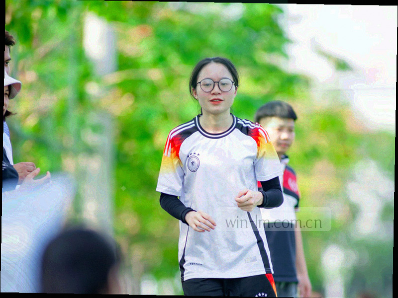 柱状图与折线图组合展示各联赛进球数据趋势
